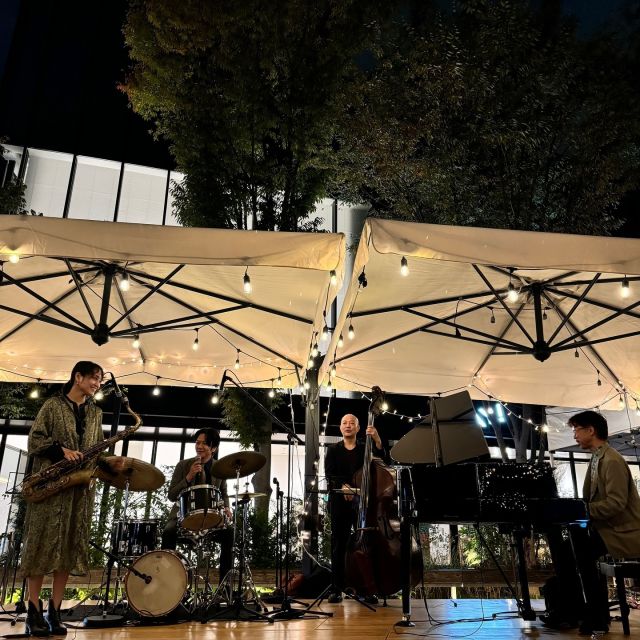 【TACHIKAWA JAZZ NIGHT】
-TAKE5-  JAZZ LIVEとともに飲食を楽しむイベント『TACHIKAWA JAZZ NIGHT（タチカワジャズナイト）』を月に1度、5カ月連続で開催中✨  GREEN SPRINGS対象店舗のイベント限定テイクアウトメニューや、「TACHIHIビール」を中心としたさまざまなお酒に舌鼓を打ちながら、立川市随一のジャズバー「JESSE JAMES Tachikawa」協力によるJAZZ LIVEとともに、ウェルビーイングに過ごす一夜をお楽しみください🍻🍷  10月に入り、過ごしやすい気候になってまいりました。ジャズの素敵な音色が響き渡るGREEN SPRINGSで、素敵なひとときをお過ごしください✨  第5回目の初日が無事終了いたしました！
明日もご来場お待ちしております🎶  本来は今月でラストでしたが、
大好評につき次回の開催も準備しております✨😌  みなさまお楽しみください😊
 
【概要】
日程：10月25日(金)～26日(土)
時間：17:00～20:00（予定）
　【LIVE schedule】17:00～／19:00～
　     ※各日各回40分程を予定
　【キッチンカー販売】11:00～
         ※雨天決行・荒天中止
         ※予告なく変更・中止となる場合がございます
場所：GREEN SPRINGS  2F パブリックスクエア
主催：株式会社立飛ストラテジーラボ
協力：JESSE JAMES Tachikawa
※出店者や提供メニューなど毎月の情報は、特設WEBページにて順次公開します。  #グリーンスプリングス散歩 #greensprings_jp #グリーンスプリングス#greensprings #ウェルビーイング  #wellbeing #立川 #tachikawa#イベント情報 #ジャズライブ #ジャズ #お酒イベント #jessejames #jessejamestachikawa #立飛ビール #クラフトビール