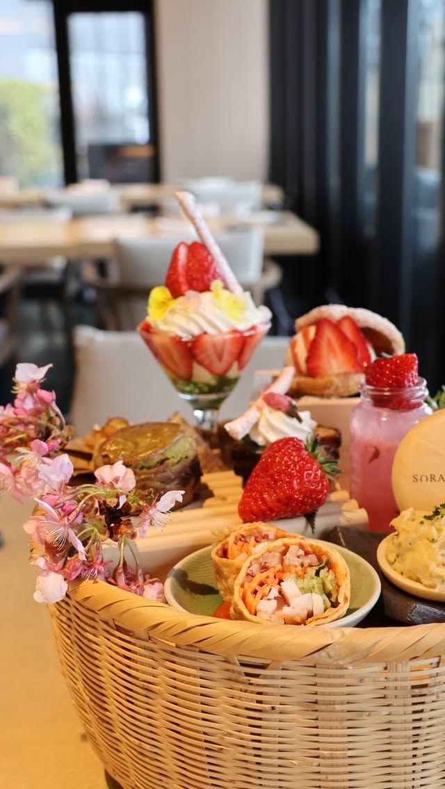 【SORANO HOTEL】
@soranohotel  GREEN SPRINGSのソラノホテルにあるダイチノレストランより春限定のアフタヌーンティーをご紹介いたします🌸
旬の苺をふんだんに使用したスイーツやセイボリーとともに、優雅なティータイムを楽しみませんか？🧺🍓  注文内容—————————
◆苺の花籠アフタヌーンティー 5,500円(税込)  〜ウェルカム〜
苺と桜のスプリッツァー （モクテル）  〜花籠〜
立飛のそらの酒粕アイスとSORANO米のシューラスク
桜もち風のカヌレ
苺と抹茶のミニパフェ
桜のゼリー
自家製ポテトサラダの最中サンド
SORANO米を使用した鶏ハムラップサンド
春爛漫サラダ
野菜のチップス
抹茶とホワイトチョコの酒種酵母スコーン  〜お飲み物（おかわり自由）〜
ホテルオリジナルルイボスティー　レモンブレンド  場所：ダイチノレストラン (ロビー階）
販売期間：2025年3月6日(木) ～ 4月24日(木)
ご予約可能時間：
平日　13:30～15:00 LO（16:00 Close）
土日祝　15:00～ LO（16:00 Close）
休館日　13:30～14:00 LO（15:00 Close）
※ご着席後から、60分のお席
——————————————  #グリーンスプリングス散歩
#greensprings_jp
#グリーンスプリングス #greensprings
#ウェルビーイング #wellbeing
#立川 #tachikawa #苺アフタヌーンティー #アフタヌーンティー  #苺スイーツ #ソラノホテル #SORANOHOTEL  #立川グルメ #東京カフェ散歩 #立川カフェ