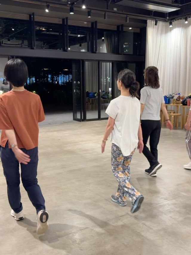 【｢見た目｣と｢体型｣を変えるウォーキング】
@shiho.takahashi822  ポスチャーウォーキング協会認定講師の高橋志保先生を講師にお迎えし、ウォーキングのCLASSを開催いたしました。  ポスチャーウォーキングの「ポスチャー(posture)」とは、英語で「姿勢」という意味。カラダとココロの姿勢を健康で美しくする歩き方です。  普段何気なく行っている立ち方・歩き方を見直すことで、相手に与える印象を格段にアップできます🚶✨続けることでカラダが引き締まる歩き方の基本を、1回完結でお伝えするレッスンです。  ======================  今後の高橋志保先生のウォーキングCLASSはこちら👇
◆7/9（水）11:00～12:30
◆8/20（水）10:00～13:30（ランチ込み）  8/20はレッスン後に、GREEN SPRINGSの人気レストラン「S・E・C」でのランチ会を実施します。新登場の有機野菜のサラダビュッフェ&お好きなドリンク3杯付き！WELL-BEING CLASSだけの特別なランチコースをご提供いたします。ぜひお楽しみください。（メニュー詳細はWELL-BEING CLASS公式HPをご確認ください。）  ======================  WELL-BEING CLASSでは、GREEN SPRINGSの環境を活かした体験プログラムを開催しています。
お一人でも、お友だちと一緒でも、気楽にトライしてみませんか🌱  #greensprings #グリーンスプリングス
#tachikawa #立川
#wellbeing #ウェルビーイング
#wellbeingclass #ウェルビーイングクラス
#walking #posturewalking #ウォーキング