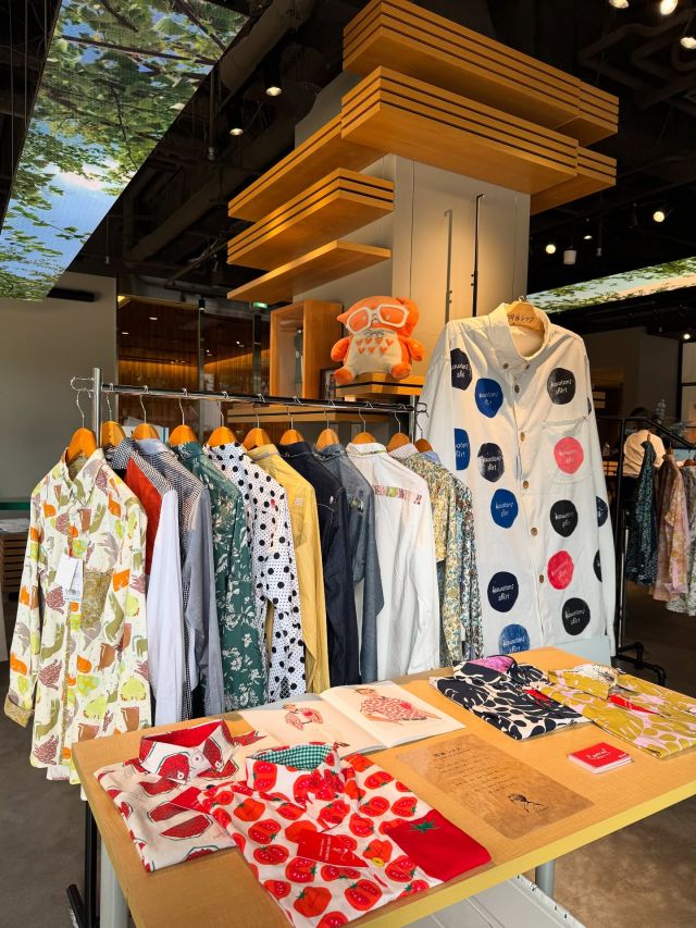 【河谷シャツ POPUP SHOP】
@kawatani_shirt  リビングルーム Eにて本日より「河谷シャツ POPUP SHOP」を開催中！  「着る人を愉しく元気にするシャツを創りたい」をコンセプトに河谷義人の感性と遊び心を詰め込んだ河谷シャツ。  着心地はもちろん、体型をカバーできるシルエット、見た目の愉しいデザイン、豊富なサイズ展開なので自分に合ったスタイルをお選びいただけます♪  2025SSは今季テーマである【装飾～Detail～】からインスピレーションを得たデザインにて、ユニセックスカジュアルシャツ・ワンピースを展開しております😌
 
【概要】
日程：2025年6月20日(金)～7月7日(月)
時間：11:00～19:00　※最終日 ～18:00
会場：GREEN SPRINGS 2F　リビングルームE
問い合わせ先：080-7998-4220　※会期中のみ
HP：https://kawatanishirt.jp/
Instagram：@kawatani_shirt  #グリーンスプリングス散歩
#greensprings_jp
#グリーンスプリングス #greensprings
#ウェルビーイング #wellbeing
#立川 #tachikawa #popup #ポップアップ #河谷シャツ #kawatanishirt #シャツ #カジュアルシャツ