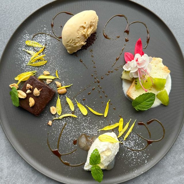 【Dessert】
①本日のデザート盛り合わせ　1,300yen
②ベイクドチーズケーキとアイス　1,000yen
③メレンゲのパウンドケーキとアイス　880yen
④テリーヌ・オ・ショコラとグラスホッパーのアイス　880yen
⑤木もれびさんのブリオッシュ “サヴァラン”仕立て　880yen  【Dessert Set Drink （12:00-18:00限定）】
デザートと一緒にセットドリンクはいかがですか。1杯 680yen
・コーヒー（Ice or Hot）
・アールグレイティ（Ice or Hot）
・ハーブティ（Ice or Hot）  ぜひお気軽にお越しください！
皆様のお越しをお待ちしております。  #立川ランチ
#立川ディナー
#立川グルメ
#立川ワイン
#立川フレンチ
#立川デート
#立川夜景
#立川バー
#立川カクテル
#立川クラフトビール
#greensprings
#party
#貸切
#昭和記念公園
#ピアノ
#ベーゼンドルファー
#bosendorfer