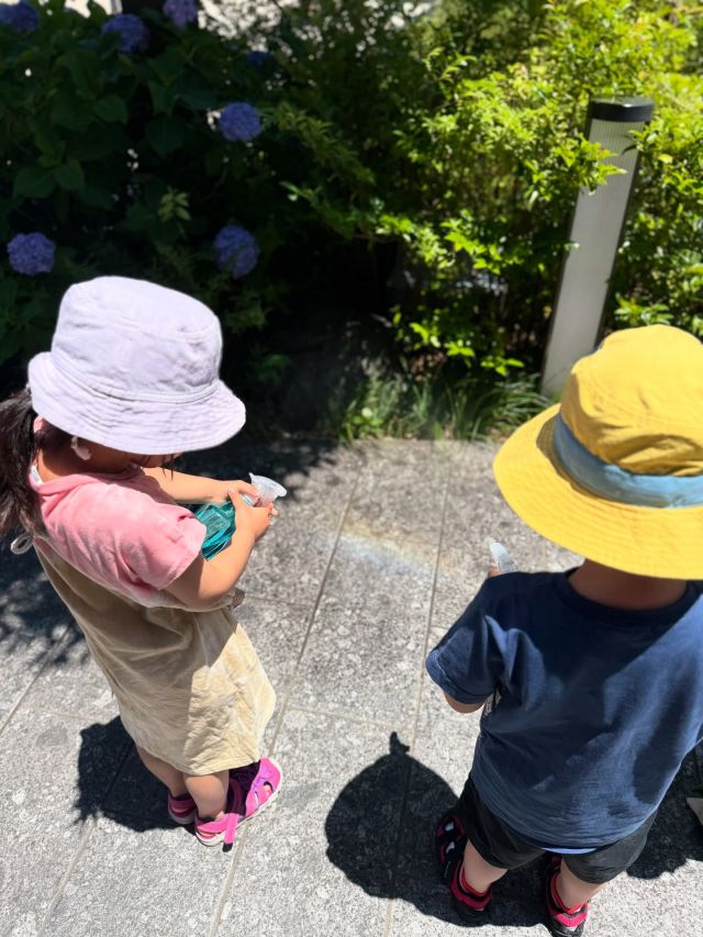 【ひらめきkid’sプログラム「親子でにじをつくってみよう」】
@riecoco.tree  キッズコーチングアドバイザーでベビーマッサージ講師のやまざきりえこ先生を講師にお迎えし、お子様向けの実験教室を開催いたしました！  今回のテーマは「虹」🌈
こどもたちにとって身近な、自然・天気をテーマにお話ししたり体験したりすることで、ひらめきと好奇心を育みます。  「虹はどうやって生まれるの？」
「"虹の色は7色"は日本だけ？！」
など、虹にまつわる楽しいお話をたくさん聞きながら実験していきます。
色水を使って虹のグラデーションを作ったり、実際に外へ出て虹を作ってみたり、親子で楽しい時間を過ごすことができました✨  ★ひらめきkid'sプログラムとは…
「たのしい」「やってみたい」気持ちから、お子様の非認知能力を高めるプログラムです。  ★非認知能力とは…
知能検査や学力検査では測定できない能力のこと。主体性・想像力・コミュニケーション能力など、これからの社会で生きていく子どもたちにとって大切な力として、その重要性が近年注目されています。非認知能力を育むことで、こどもたちの可能性や創造性を伸ばすことにつながります。  ======================  今後のやまざきりえこ先生のCLASSはこちら👇  「ひらめきkid’sプログラム～音ってふしぎ～」
◆8/3（日）11:00～12:00  🎵次回のテーマは「音」！
「音ってどうやって聞こえるの？」「音の高さや響きは何で変わるの？」
楽しい実験を通じて、音の秘密を一緒に探求しましょう！お土産に「おしゃべり笛」をプレゼントいたします。  「ママと赤ちゃんのリラックスケア＆ベビーマッサージ」
◆9/18（木）10:00～10:45
※7月お申込み受付開始予定  ======================  WELL-BEING CLASSでは、GREEN SPRINGSの環境を活かした体験プログラムを開催しています。
お一人でも、お友だちと一緒でも、気楽にトライしてみませんか🌱  #greensprings #グリーンスプリングス
#tachikawa #立川
#wellbeing #ウェルビーイング
#wellbeingclass #ウェルビーイングクラス
#虹 #実験 #非認知能力 #子育て
#子供向けイベント #キッズイベント