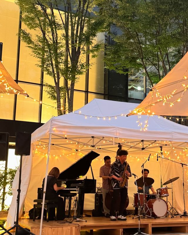 【TACHIKAWA JAZZ NIGHT】  JAZZ LIVEとともに飲食を楽しむイベント「TACHIKAWA JAZZ NIGHT」、7月開催回2日目が終了いたしました！✨  「TACHIKAWA JAZZ NIGHT(タチカワジャズナイト)」は月に1度、3カ月連続で開催する、音楽と食のイベントです。
GREEN SPRINGS各飲食店舗のテイクアウトメニューや、「TACHIHIビール」を中心としたさまざまなお酒に舌鼓を打ちながら、立川市随一のジャズバー「JESSE JAMES Tachikawa」協力によるJAZZ LIVEとともに、ウェルビーイングに過ごす一夜をお楽しみください🎷  来月もご来場をお待ちしております🎵  【概要】
日程：2025年7月4日(金)～5日(土)／8月22日(金)～23日(土)／9月12日(金)～13日(土)
演奏：17:00～／19:00～　※各日各回40分程度（予定）
キッチンカー販売：金曜日は16:00～、土曜日は11:00～（予定）
場所：GREEN SPRINGS 2F PUBLIC SQUARE
協力：JESSE JAMES Tachikawa
※出店者や出演者など毎月の情報は、特設WEBページにて順次公開いたします。
※雨天決行・荒天中止 ※予告なく変更・中止となる場合がございます。  #グリーンスプリングス散歩
#greensprings_jp
#グリーンスプリングス #greensprings
#ウェルビーイング #wellbeing
#立川 #tachikawa #イベント情報 #ジャズライブ #ジャズ #お酒イベント #jessejames #jessejamestachikawa #立飛ビール #クラフトビール