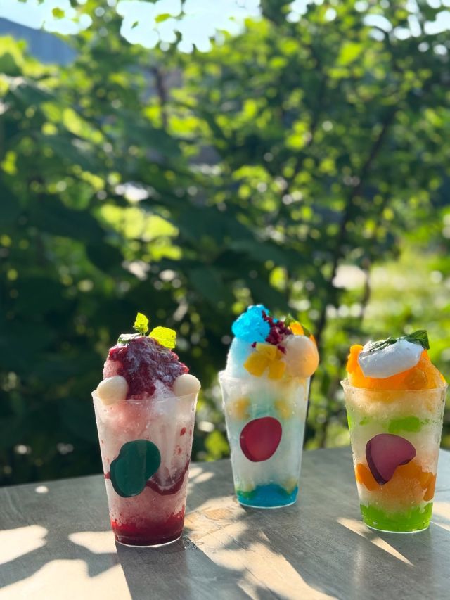 【夏のTAKEOUT】  夏にぴったりなテイクアウトグルメを
ご紹介いたします🍴🧊  この時期限定の冷たいスイーツから
ガッツリごはんまで。
お気に入りを見つけて
そのまま立川の夏の風物詩へ
おでかけするのもおすすめです🎇  🏮 7月26日（土） 🏮
「立川まつり 国営昭和記念公園花火大会」 時間:19:15～20:15 メイン鑑賞会場：国営昭和記念公園　みんなの原っぱ
※小雨決行、荒天中止  📢ご注意
GREEN SPRINGS からは、有料観覧エリア（完売）以外では花火が見えづらくなっております。
——————————————
🍧となりのサンドイッチ（100本のスプーン）
@100spoons_tachikawa
夏季限定かき氷（テイクアウト限定） ¥ 750円(税込)
◆いちごミルク
◆マンゴー
◆ブルーハワイ
※7/8～8月末販売予定
——————————————
🍗LIZARRAN
@lizarran_tachikawa
◆コカロールサンド 1,000円（税込）
◆ アフリカンチキンと夏野菜の串焼き 1,000円（税込）
※7/26のみ限定販売
——————————————
🇹🇭アジアンビストロDai
@abd_tachikawa
◆ガーリックシュリンプ 680円（税込）
◆ガパオライス 1,280円（税込）
◆コロナビール 450円（税込）
——————————————
🍤そば 石はら
@ishihara_tachikawa
◆海老野菜天丼 1,710円（税込）
——————————————  気軽に楽しめるテイクアウトで
夏を満喫しよう🌞🍧  #グリーンスプリングス #greensprings
#テイクアウトグルメ #立川グルメ
#立川花火大会 #昭和記念公園
#夏の思い出 #tachikawa
#かき氷