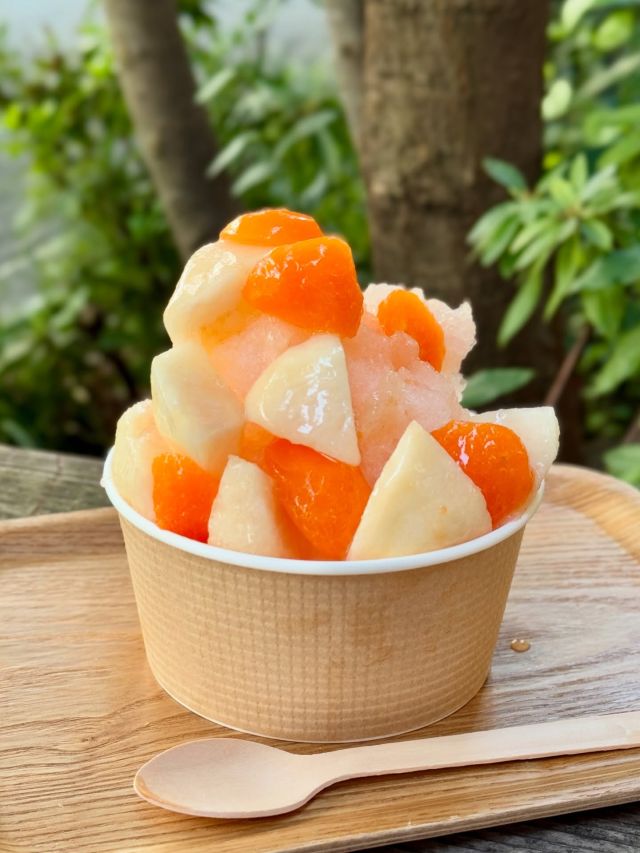 【ひんやりスイーツ特集】
～FAVERS～
@favers_from_shinano  暑い日が続くこの季節、
GREEN SPRINGSでひんやりスイーツを楽しみませんか？☀️  今回ご紹介するのは信州の食を発信するローカルフードの専門店「FAVERS」🍎  甘～い桃をふんだんに使用した桃のふわふわかき氷🍧、
パリシャキ食感のりんご飴と、なめらかな味わいのすずらん牛乳アイスが絶妙にマッチしたパリとろアイスクリームなど、
夏にぴったりの冷たいスイーツが揃っています。
お酒好きの方には南信州産の樽生シードルもおすすめ🍎  ひんやりスイーツと爽やかなドリンクで、暑い夏を涼しく乗り切りましょう😋  注文内容—————————
◆桃のふわふわかき氷　1,400円(税込)
◆パリとろアイスクリーム（すずらん牛乳アイス＋りんご飴トッピング）　500円(税込)
◆南信州産 樽生シードル　680円(税込)
——————————————  #グリーンスプリングス散歩
#greensprings_jp
#グリーンスプリングス #greensprings
#ウェルビーイング #wellbeing
#立川 #tachikawa #立川カフェ #かき氷 #りんご飴 #アイス #シードル #ひんやりスイーツ #favers #フェイバーズ #南信州