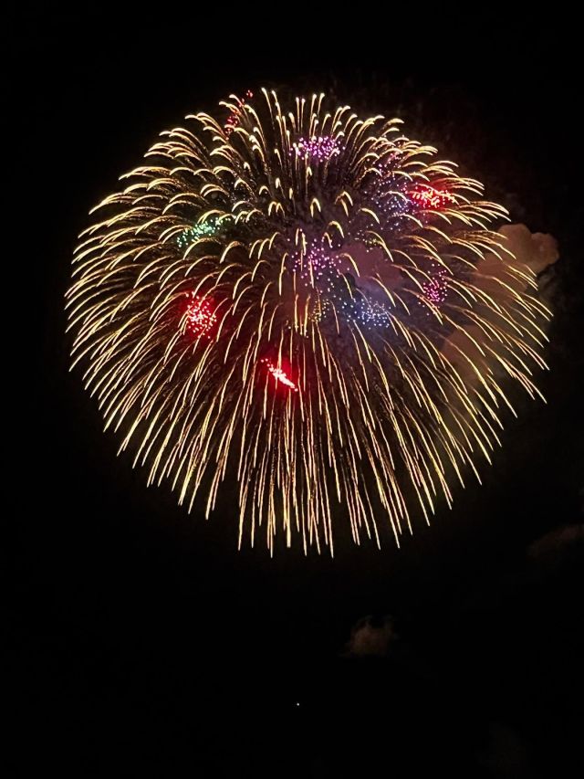 2025.7.26（土）  今年の花火大会も沢山のご来店ありがとうございます。
店内でも迫力が感じられ写真でも残したくなりますが目のフィルムにも残してほしいくらいでした。来年も6月1日からご予約開始しますので是非お待ちしております