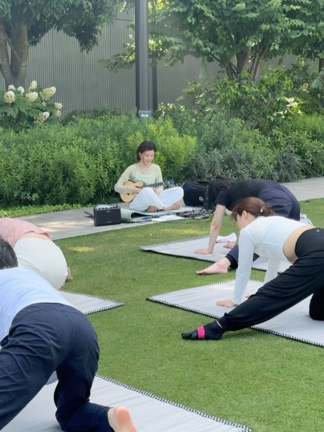 【世界ヨガDAY！心地よいヨガフロー ウクレレ演奏付】
@yukiiito 
@yoshinous  6/21の「世界ヨガDAY」に合わせ
ウクレレの生演奏とともに楽しむ、
特別なヨガクラスを開催いたしました🌞🧘‍♀️🎶  世界ヨガDAYとは
夏至の日に「心身の健康と調和、ヨガの普及」を目的に世界各地で行われている国際的な記念日。
GREEN SPRINGSでもこの日にあわせ、
特別な時間をお届けいたしました🌿  ウクレレのやさしい音色に包まれながら、
ゆったりと呼吸を整え行うヨガはいつもより深く、
自分の内側と向き合う時間となりました😌  ======================
今後の糸数先生の講座はこちら👇
「朝PARKヨガ / コーヒーチケット付き」
◆8/5(火) 7:00～8:00  「サンセットPARKヨガ」
◆9/23(火) 17:00～18:00  「朝PARKヨガ / コーヒーチケット付き」
◆9/30(火) 7:00～8:00
======================
今後の花城よしの先生の講座はこちら👇
「ウクレレ弾き語り講座（①未経験レベル）」
◆8/12(火) 11:00～12:15  「ウクレレ弾き語り講座（②初級レベル）」
◆8/12(火) 13:00～14:15
◆9/17(水)  11:00～12:15  「ウクレレ弾き語り講座（③初中級レベル）」
◆9/17(水) 13:00～14:15
======================  WELL-BEING CLASSでは、
GREEN SPRINGSの環境を活かした
体験プログラムを開催しています。
お一人でも、お友だちと一緒でも、気楽にトライしてみませんか🌱  #wellbeingclass #ウェルビーイングクラス
#wellbeing #ウェルビーイング
#グリーンスプリングス散歩 #greensprings_jp
#greensprings #グリーンスプリングス
#tachikawa #立川