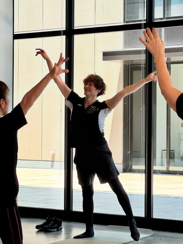 【心とからだを整えるWELL-BEINGエクササイズ】
@akira_komine_  ダンス＆フィットネスインストラクターとして活躍し、数多くの著名人のコンサートでもダンサーを務める小峰晃先生を講師に迎え、WELL-BEINGを体感するエクササイズのCLASSを開催いたしました🕊️✨  GREEN SPRINGSのテーマでもある「WELL-BEING（ウェルビーイング）」とは、心身ともに健康で満たされていることを意味します。  関節や筋肉を無理なく動かしながら運動不足を解消し、立ち方・座り方・歩き方といった姿勢を整えるトレーニングを行います。
姿勢を支える筋力を養うことで、肩こりや腰痛の改善にもつながり、からだを動かすことで心まで軽やかに✨
明るく、楽しく、前向きな気持ちになれる時間となりました😊🍀  ======================  今後の小峰晃先生のCLASSはこちら👇  『ビューティーフロアバレエ』
◆8/25（月）11:00～12:00  『心とからだを整えるWELL-BEINGエクササイズ』
◆9/29（月）11:00～12:00  ======================  WELL-BEING CLASSでは、GREEN SPRINGSの環境を活かした体験プログラムを開催しています。
お一人でも、お友だちと一緒でも、気楽にトライしてみませんか🌱  #greensprings #グリーンスプリングス
#tachikawa #立川
#wellbeing #ウェルビーイング
#wellbeingclass #ウェルビーイングクラス
#ストレッチ #エクササイズ #姿勢改善 #運動不足解消