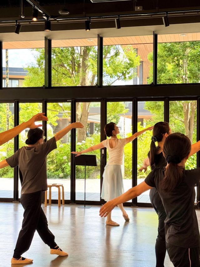 【やさしい美容バレエ】
@fumifunayama  Aurora ballet school主宰・クラシックバレエ講師の船山 富美先生を講師に迎え、美容バレエ基礎講座を開催いたしました🩰  美しいクラシック音楽に合わせ、シンプルなアンシェヌマン（やさしいステップの組み合わせ）から学びます。  激しい動きやきついストレッチは行いませんので、バレエがはじめての方も、お久しぶりの方も、お気軽にご参加いただける講座です。
楽しく優雅なバレエの世界を体験してみませんか🕊️  ======================  今後の船山先生の講座はこちら👇  「はじめてのクラシックバレエ（キッズ）」
◆8/17（日）11:00～11:45
※3歳～8歳のお子様向けの講座です。  「やさしい美容バレエ」
◆9/11（木）11:00～12:00
※大人の方向けの講座です。  ======================  WELL-BEING CLASSでは、GREEN SPRINGSの環境を活かした体験プログラムを開催しています。
お一人でも、お友だちと一緒でも、気楽にトライしてみませんか🌱  #greensprings #グリーンスプリングス
#tachikawa #立川
#wellbeing #ウェルビーイング
#wellbeingclass #ウェルビーイングクラス
#ballet #バレエ #🩰