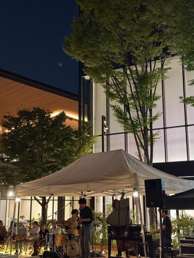 【TACHIKAWA JAZZ NIGHT】  JAZZ LIVEとともに飲食を楽しむイベント「TACHIKAWA JAZZ NIGHT」、8月開催回1日目が終了いたしました！✨  「TACHIKAWA JAZZ NIGHT(タチカワジャズナイト)」は月に1度、3カ月連続で開催する、音楽と食のイベントです。
GREEN SPRINGS各飲食店舗のテイクアウトメニューや、「TACHIHIビール」を中心としたさまざまなお酒に舌鼓を打ちながら、立川市随一のジャズバー「JESSE JAMES Tachikawa」協力によるJAZZ LIVEとともに、ウェルビーイングに過ごす一夜をお楽しみください🎷  明日も皆様のご来場をお待ちしております🎵  【概要】
日程：2025年8月22日(金)～23日(土)／9月12日(金)～13日(土)
演奏：17:00～／19:00～　※各日各回40分程度(予定)
キッチンカー販売：金曜日は16:00～、土曜日は11:00～(予定)
場所：GREEN SPRINGS 2F PUBLIC SQUARE
主催：(株)立飛ストラテジーラボ
協力：JESSE JAMES Tachikawa 
※出店者や出演者など毎月の情報は、特設WEBページにて順次公開いたします。 
※雨天決行・荒天中止 
※予告なく変更・中止となる場合がございます。  #グリーンスプリングス散歩
#greensprings_jp
#グリーンスプリングス #greensprings
#ウェルビーイング #wellbeing
#立川 #tachikawa #イベント情報 #ジャズライブ #ジャズ #お酒イベント #jessejames #jessejamestachikawa #立飛ビール #クラフトビール
