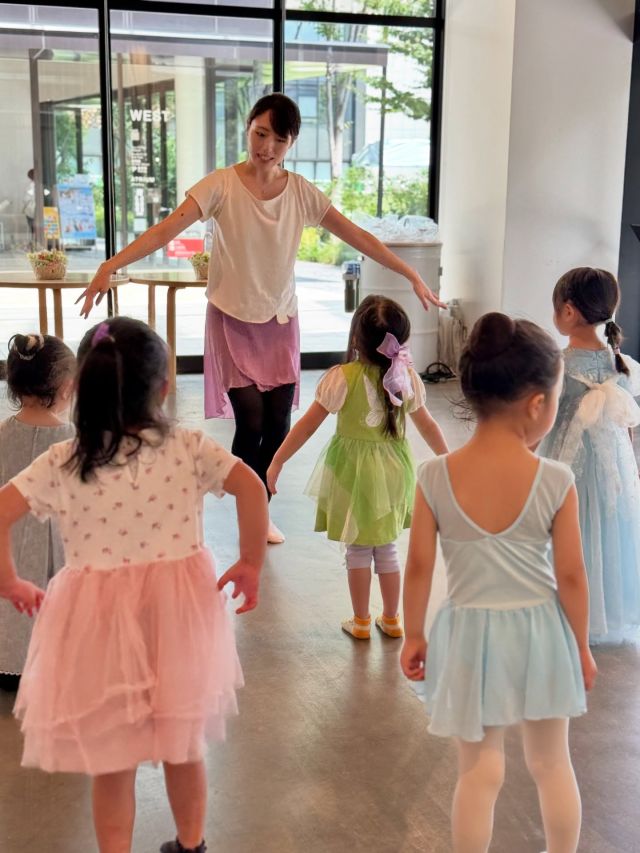 【はじめてのクラシックバレエ（キッズ）】
@fumifunayama  Aurora Ballet School主宰・クラシックバレエ講師の船山富美先生をお迎えし、子どもたちに向けてバレエの基礎講座を開催しました🩰  はじめてバレエレッスンを受けるお子さま向けのクラシックバレエ体験講座。
クラシックバレエの基本となる立ち方やポーズにチャレンジすると、
子どもたちはまるで小さなプリンセス👸✨  音楽に合わせてくるくる回ったり、スキップしたり。
笑顔あふれる中でバレエの楽しさを感じてもらえるレッスンとなりました🕊  ===========================  今後の船山富美先生の講座はこちら👇  『やさしい美容バレエ』
◆9/11（木）11:00〜12:00
◆10/2（木）11:00〜12:00
※大人の方向けの講座です。  ===========================  WELL-BEING CLASSでは、GREEN SPRINGSの環境を活かした体験プログラムを開催しています。
お一人でも、お友だちと一緒でも、気楽にトライしてみませんか🌱  #greensprings #グリーンスプリングス
#tachikawa #立川
#wellbeing #ウェルビーイング
#wellbeingclass #ウェルビーイングクラス
#ballet #バレエ #クラシックバレエ #キッズバレエ #バレエ体験 #🩰