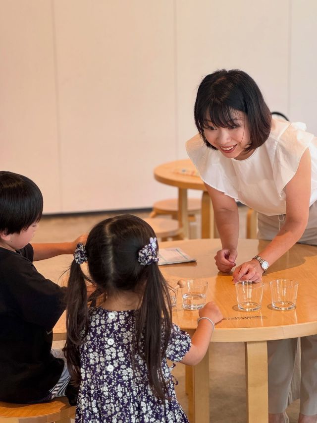 【ひらめきkid’sプログラム「音ってふしぎ」】
@riecoco.tree  キッズコーチングアドバイザーでベビーマッサージ講師のやまざきりえこ先生を講師にお迎えし、お子様向けの実験教室を開催いたしました！  今回のテーマは「音」🎹
こどもたちにとって身近な、音をテーマにお話ししたり体験したりすることで、ひらめきと好奇心を育みます。  音ってどうやって聞こえるの？音の高さや響きは何で変わるの？楽しい実験を通じて、音の秘密を一緒に探求します✨
お水を入れたコップで楽器を作ったり、糸電話でお話ししたり…🥛🎶
子どもたち同士のコミュニケーションも生まれ、遊びながら学べる楽しい時間になりました。  ★ひらめきkid’sプログラムとは…
「たのしい」「やってみたい」気持ちから、お子様の非認知能力を高めるプログラムです。  ★非認知能力とは…
知能検査や学力検査では測定できない能力のこと。主体性・想像力・コミュニケーション能力など、これからの社会で生きていく子どもたちにとって大切な力として、その重要性が近年注目されています。非認知能力を育むことで、こどもたちの可能性や創造性を伸ばすことにつながります。  ======================  今後のやまざきりえこ先生の講座はこちら👇  「ママと赤ちゃんのリラックスケア＆ベビーマッサージ」
◆9/18（木）10:00～10:45  ======================  WELL-BEING CLASSでは、GREEN SPRINGSの環境を活かした体験プログラムを開催しています。
お一人でも、お友だちと一緒でも、気楽にトライしてみませんか🌱  #greensprings #グリーンスプリングス
#tachikawa #立川
#wellbeing #ウェルビーイング
#wellbeingclass #ウェルビーイングクラス
#虹 #実験 #非認知能力 #子育て
#子供向けイベント #キッズイベント