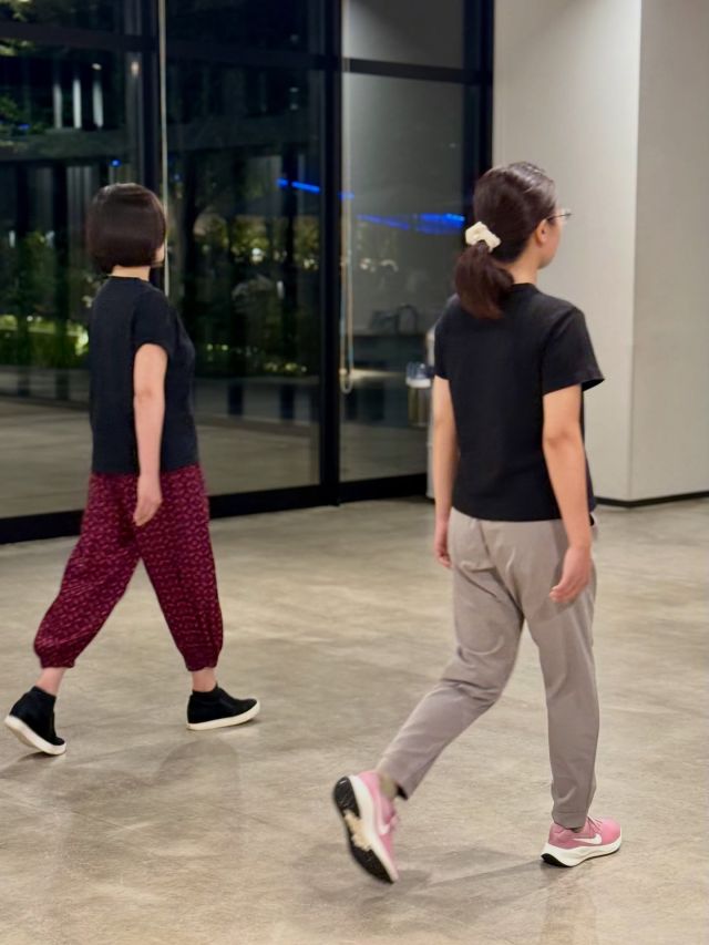 【｢見た目｣と｢体型｣を変えるウォーキング】
@shiho.takahashi822  ポスチャーウォーキング協会認定講師の高橋志保先生を講師にお迎えし、ウォーキングの講座を開催いたしました。  ポスチャーウォーキングの「ポスチャー(posture)」とは、英語で「姿勢」という意味。カラダとココロの姿勢を健康で美しくする歩き方です。  普段何気なく行っている立ち方・歩き方を見直すことで、相手に与える印象を格段にアップできます🚶✨続けることでカラダが引き締まる歩き方の基本を、1回完結でお伝えするレッスンです。  ======================  今後の高橋志保先生のウォーキング講座はこちら👇  ◆10/8（水）13:00～16:30（飲茶付）
◆11/12（水）10:00～13:30（ランチ付）  10月は「アジアンビストロDai」でのお茶会、11月は「RITUEL CAFÉ」でのランチ会を講座後に実施いたします。ウォーキングを頑張ったご自身へのご褒美タイム☕ぜひお楽しみください。  ======================  WELL-BEING CLASSでは、GREEN SPRINGSの環境を活かした体験プログラムを開催しています。
お一人でも、お友だちと一緒でも、気楽にトライしてみませんか🌱  #greensprings #グリーンスプリングス
#greensprings_jp
#tachikawa #立川
#wellbeing #ウェルビーイング
#wellbeingclass #ウェルビーイングクラス
#walking #posturewalking #ウォーキング