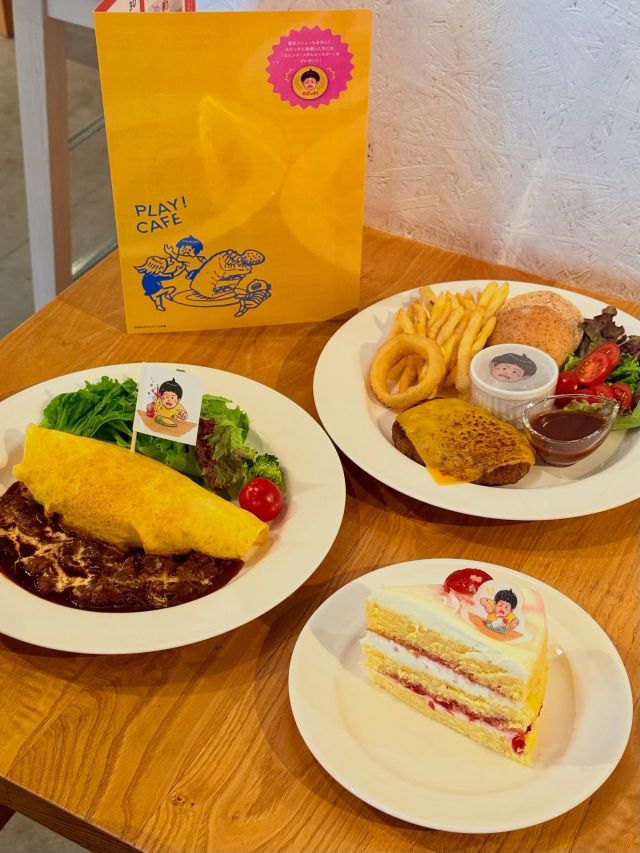 【PLAY! CAFE】
@play_2020_04  ＼2025年10月8日(水)～ 12月7日(日)／
鈴木のりたけ「大ピンチ展！プラス」に合わせて、
PLAY! CAFEでは展覧会限定メニューを販売中‼  コラボメニューをお楽しみいただけるのはPLAY!のみ！  限定メニューを注文して、
大ピンチに挑戦した人には「大ピンチ！メダル」をプレゼント中🏅🎁  鈴木のりたけ「大ピンチ展！プラス」と
コラボレーションしたオリジナルメニューをご紹介します✨  ※販売期間：2025年10月8日(水)～ 12月7日(日)
※平日はMUSEUM利用なしで利用可。土日祝はMUSEUM利用者のみ利用可。  注文内容—————————
◆大ピンチ！オムライス　1,680円(税込) 
　大ピンチレベル27 :「お礼の文字が 上手に かけない！」
◆わんぱくハンバーガープレート  1,680円(税込)
　大ピンチレベル20 :「具材が 大きくて はみでる」
◆おっとっと！ショートケーキ（ドリンクセット） 1,680円(税込)
　大ピンチレベル26 :「ケーキが たおれそう」
◆プリントラテA・B［HOT/ICE］ 660円(税込)
＊プリントラテのみのご注文は「大ピンチ！メダルコースター」プレゼントの対象外です。
—————————————  #グリーンスプリングス散歩
#greensprings_jp
#グリーンスプリングス #greensprings
#ウェルビーイング #wellbeing
#立川 #tachikawa #playmuseum #playpark #鈴木のりたけ #大ピンチ展 #大ピンチ展プラス #大ピンチずかん #コラボメニュー #子連れお出かけ東京 #こどもとおでかけ