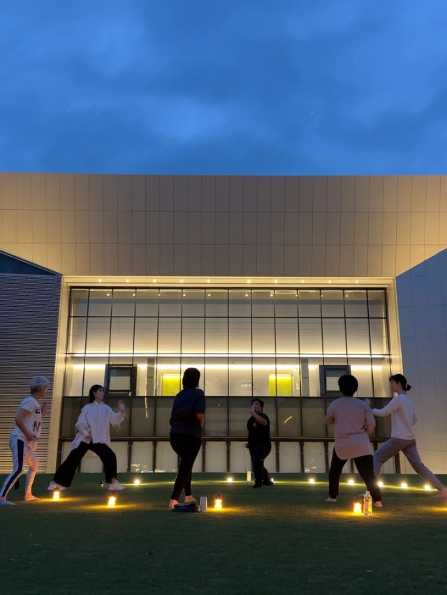 【サンセットPARK太極拳】  秋の気配を感じる夕暮れの芝生の上で、
太極拳の講座を開催いたしました🌇🧘‍♂️  柔らかな光と心地よい風に包まれながら、
呼吸を整え、ゆったりと体を動かし、
心と体をリフレッシュ😌🌿  本プログラム終了後1時間は、
通常ご宿泊者様とSPA会員様のみ利用可能な SORANO SPA（インフィニティプール・温泉・ナノミストサウナ等）を特別にご利用いただけます。
※雨天時でも利用可能
※荒天時インフィニティプールはご利用いただけません。  ======================
今後の升本欣治先生の講座はこちら👇  「ゆったり朝PARK太極拳」
◆ 10/23(木) 10:30～11:30
◆ 11/4(火) 10:30～11:30  「SORANO HOTELで行うボクシングエクササイズ」
◆ 11/13(木) 11:00～12:30  「SORANO HOTELで行うボクシングエクササイズ」
◆ 12/11(木) 11:00～12:30
======================  WELL-BEING CLASSでは、
GREEN SPRINGSの環境を活かした体験プログラムを開催中🌿
お一人でも、お友だちと一緒でも、
気軽にトライしてみませんか？✨  #greensprings #グリーンスプリングス
#tachikawa #立川 #立川イベント
#wellbeing #ウェルビーイング 
#greensprings_jp