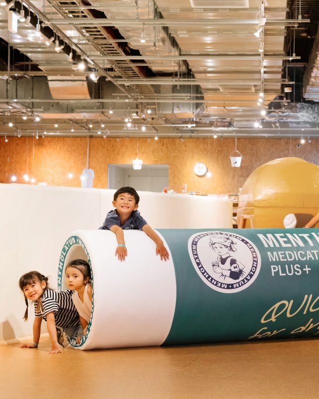 【PLAY! PARK】
@playpark_tachikawa  ＼2025年10月25日(土)～ 2026年1月25日(日)／
PLAY! PARK × メンソレータム®　コラボレーション企画
💚「やさしいおせっかい」なあそび💚  ロート製薬株式会社とPLAY! PARKによるコラボレーション企画が今年も開催決定✨  ロート製薬のメンソレータム®ブランド「薬用リップスティック」に注目し、ブランドメッセージである「やさしいおせっかい」をテーマにした、親子で楽しめる6つの遊びが登場！👦🏻👧🏻  リップの形をした全長約333㎝の「メンソレータムリップトンネル」や、
短くなったクレヨンを溶かしてリップ型に入れ、新しいクレヨンに生まれ変わらせた「リップクレヨン」など、メンソレータム®をモチーフにした遊びを期間限定でお楽しみいただけます。  子どもから大人まで楽しめる、メンソレータム®づくしの「やさしいおせっかい」なあそびを、ぜひこの機会に体験してみてください🍀  ——————————————
「やさしいおせっかい」なあそび
PLAY! PARK
2025年10月25日(土)～ 2026年1月25日(日)
対象：0～12歳のお子様とその保護者様
参加費：無料(別途PLAY! PARK入場料)
参加方法：いつでも参加可能
※混雑時はお待ちいただく場合がございます。
——————————————  #グリーンスプリングス散歩
#greensprings_jp
#グリーンスプリングス #greensprings
#ウェルビーイング #wellbeing
#立川 #tachikawa #playpark #プレイパーク #ロート製薬 #メンソレータム #屋内遊び場 #子連れお出かけ東京 #こどもとおでかけ