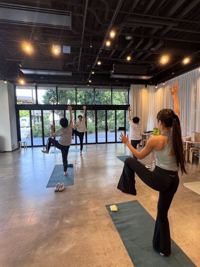 【カラダ整う アニマルフロー（タオル付）】
@suzu_kou_  ヨガでもピラティスでもない
自重を使って全身を動かす新感覚のエクササイズ「アニマルフロー」🦁🦂🦀  体を大きく動かしながら、呼吸を整え、
普段使わない筋肉を動かし、可動域を広げます💪  動物の名前がついたユニークな動きに加え
今回は【ホットマン】の「＜1秒タオル＞ホットマンカラー」を使ったストレッチも実施🧘‍♀️  タオルを使うことで可動域や体幹への意識が高まり、より深く自分のカラダと向き合う時間となりました🌿  ======================
今後の鈴木康平先生の講座はこちら👇
「カラダ整う アニマルフロー」
◆ 11/  6(木) 14:00～15:15
◆ 12/14(日) 14:00～15:15
======================  WELL-BEING CLASSでは、
GREEN SPRINGSの環境を活かした体験プログラムを開催中🌿
お一人でも、お友だちと一緒でも、
気軽にトライしてみませんか？✨  #greensprings #グリーンスプリングス
#tachikawa #立川 #立川イベント
#wellbeing #ウェルビーイング#グリーンスプリングス散歩
#greensprings_jp