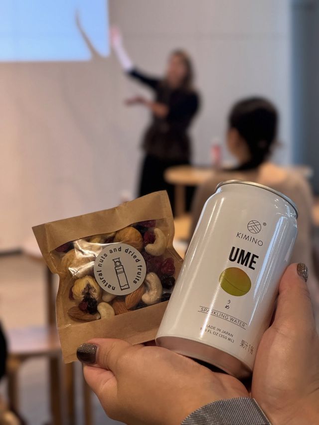 【ゼロから始めるInstagram⼊⾨】
@tama_kensaku_chan  Instagramについて
「見てるだけだったけど、投稿にも挑戦してみたい！」
「ストーリーズって何？」など
今さら聞けない疑問をひとつずつ解消しながら、実際にスマホを使って操作を体験していただきました🌿  多摩の検索ちゃんが丁寧に様々なことを教えてくださるので、「投稿の楽しさを知ることができた！」「これから始めてみます！」などのポジティブな意見が多くあがりした🙌  ======================
今後の多摩の検索ちゃんの講座はこちら👇  「インフルエンサーに直接聞く！（裏側編）飲茶付き」
◆ 10/17(金) 15:00～17:00  「2025年最新！インスタアルゴリズム攻略」
◆ 11/18(火) 10:30～12:00  「インフルエンサーに直接聞く！（仕事編）ブランチ付き」
◆ 11/21(金) 10:00～11:30  「はじめてでもできる！スマホ動画編集入門」
◆ 12/2(火) 10:30～12:00  「魅せ方ひとつで変わる！動画編集術」
◆ 12/16(火) 10:30～12:00
======================  WELL-BEING CLASSでは、
GREEN SPRINGSの環境を活かした体験プログラムを開催中🌿
お一人でも、お友だちと一緒でも、
気軽にトライしてみませんか？✨  #greensprings #グリーンスプリングス
#tachikawa #立川 #立川イベント
#wellbeing #ウェルビーイング
#インスタ講座 #sns初心者歓迎