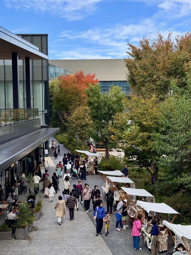 【立川てしごと市】  2025年11月1日(土)～11月3日(月祝)の3日間、「立川てしごと市」を開催中です✨  暮らしに彩りをプラスする、手作りアクセサリーや雑貨が並ぶ「おそとでメイマル」や、
個性豊かなお茶屋さんが集まったマルシェや野点のワークショップをお楽しみいただける「お茶と暮らしのマルシェ」を行っています🍵  また11月2日(日)までの2日間は、京都舞鶴のセレクトショップ「ウッディーハウス」のオリジナルブランド「SOLAMONAT」のPOPUPショップがアトリウムにて出店中です！  心地よい気候の中、1日目が無事に終了いたしました✨
3連休はGREEN SPRINGSで、楽しい秋のひとときをお過ごしください🌿  【概要】
『おそとでメイマル』
日程：11月1日(土)～11月3日(月祝)
時間：11:00～17:00
場所：GREEN SPRINGS 2F 街区インフォメーション前  『お茶と暮らしのマルシェ』
日程：11月1日(土)～11月3日(月祝)
時間：11:00～17:00
場所：リビングルームW
出店者：ISSO TEA/くるまるティー/テノチャ/狭山園/長峰製茶/てぽた tea & pottery/cometen/中田畳店/Sofar  『文化の日に樂しむ、煎茶道の野点』
日程：11月3日(月祝)
時間：①13:00〜13:40　②15:00〜15:40
場所：芝生広場(雨天時はアトリウム開催)
参加費：無料
※予約不要
※雨天時、内容が一部変更になります  『SOLAMONAT by woody house POPUP』
@woodyhouse_official
日程：11月1日(土)～11月2日(日)
時間：1日目10:00～17:00、2日目10:00～14:00
場所：アトリウム  #グリーンスプリングス散歩
#greensprings_jp
#グリーンスプリングス #greensprings
#ウェルビーイング #wellbeing
#立川 #tachikawa #イベント情報 #mademarche #マルシェ #solamonat #popup