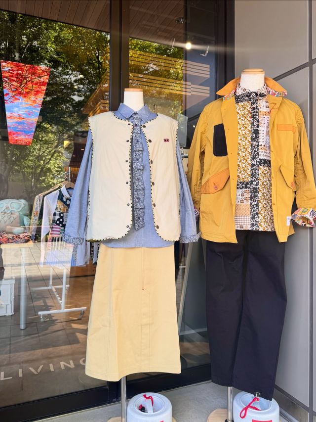 【河谷シャツ POPUP SHOP】
@kawatani_shirt  LIVING ROOM Eにて「河谷シャツ POPUP SHOP」を開催中！👔  「着る人を愉しく元気にするシャツを創りたい」をコンセプトに
河谷義人の感性と遊び心を詰め込んだ河谷シャツ。  着心地はもちろん、体型をカバーできるシルエット、見た目の愉しいデザイン、豊富なサイズ展開なので自分に合ったスタイルをお選びいただけます🌿  2025AWは、今季テーマである【文様/模様～Pattern～】からインスピレーションを得たデザインにて、ユニセックスカジュアルシャツ・ワンピースを中心に展開しております。  【概要】
日程：2025年10月28日(火)～11月12日(水) 
時間：11:00～19:00　※最終日 ～18:00
会場：GREEN SPRINGS 2F LIVING ROOM E
問い合わせ先：070-1304-4491　※会期中のみ
Instagram：@kawatani_shirt  #グリーンスプリングス散歩
#greensprings_jp
#グリーンスプリングス #greensprings
#ウェルビーイング #wellbeing
#立川 #tachikawa #popup #ポップアップ 
#河谷シャツ #kawatanishirt #シャツ #カジュアルシャツ