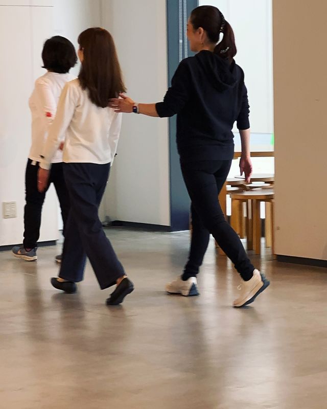 .
【｢見た目｣と｢体型｣を変えるウォーキング・ランチ付】
@shiho.takahashi822  ポスチャーウォーキング協会認定講師の高橋志保先生を講師にお迎えし、ウォーキング講座を開催いたしました。  ポスチャーウォーキングの「ポスチャー(posture)」とは、英語で「姿勢」という意味。カラダとココロの姿勢を健康で美しくする歩き方です。  普段何気なく行っている立ち方・歩き方を見直すことで、相手に与える印象を格段にアップできます🚶✨続けることでカラダが引き締まる歩き方の基本を、1回完結でお伝えするレッスンです。  今回は、今年4月にOPENしたRITUEL CAFÉのランチ付きプラン。
ウォーキング講座後には、参加者のみなさまと、高橋先生、運営スタッフでゆったりご褒美ランチタイムを楽しみました🍽  ======================
今後の高橋志保先生の講座はこちら👇
◆2025/12/10(水)18:30～20:00
◆2026/1/16(金)13:00～16:30（cafe time付）  1/16はレッスン後に、GREEN SPRINGSの「ricca GALETTE BISTRO」でのお茶会を楽しみます☕️
WELL-BEING CLASSだけの特別MENUをご提供します。ぜひご参加ください🫧  ======================  WELL-BEING CLASSでは、
GREEN SPRINGSの環境を活かした体験プログラムを開催中🌿
お一人でも、お友だちと一緒でも、
気軽にトライしてみませんか？✨  #greensprings #グリーンスプリングス
#tachikawa #立川 #立川イベント
#wellbeing #ウェルビーイング#グリーンスプリングス散歩
#greensprings_jp