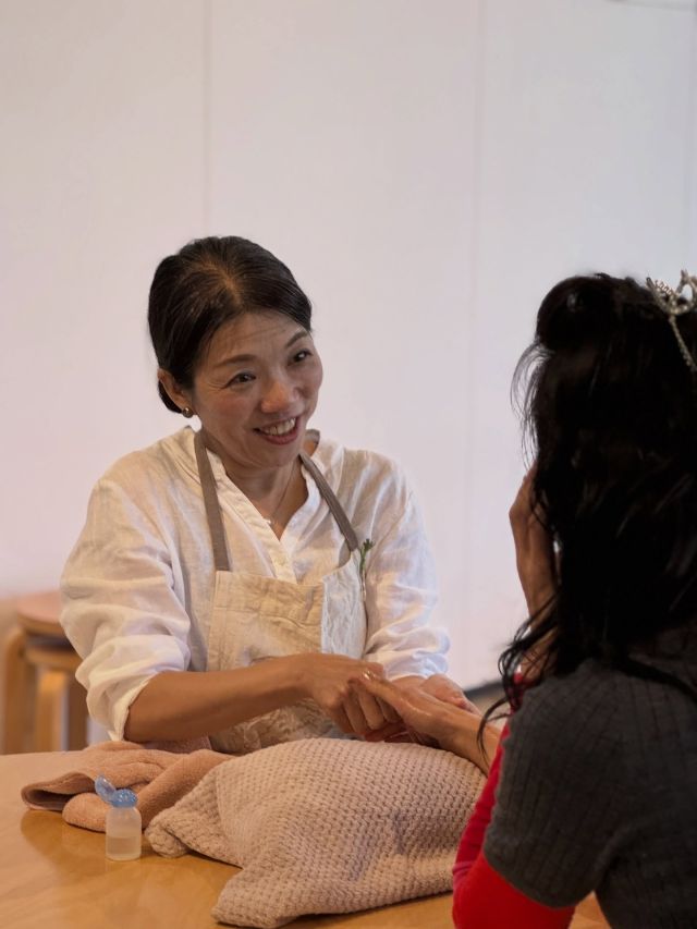 【蜜ろうクリーム作り&アロマハンドトリートメント体験】
@yukikodaira  日本アロマ環境協会(AEAJ)認定アロマセラピスト・yuica認定日本産精油アドバイザーの小平有紀先生を講師に迎え、アロマクリーム作りとハンドトリートメントの体験講座を開催いたしました🌿  心と身体を癒すアロマセラピーの基礎知識について学びながら、天然の蜜ろうとお好きなエッセンシャルオイルを使って、優しい香りの保湿クリームを作ります。  さらに、手作りした保湿クリームを使ってハンドトリートメントも体験🤲✨
ご自宅でも実践できるセルフケアのテクニックを学びました。  その時の気分や身体の状態に合わせて選んだアロマの香りを楽しみながら、癒しとリラックスを深めるアロマレッスンとなりました🪻🪵  ======================  今後の小平先生の講座はこちら👇  「ルームフレグランス作りと椅子ヨガ体験」
◆1/21（水）11:00～12:30  ======================  WELL-BEING CLASSでは、GREEN SPRINGSの環境を活かした体験プログラムを開催しています。
お一人でも、お友だちと一緒でも、気楽にトライしてみませんか🌱  #greensprings #グリーンスプリングス
#tachikawa #立川
#wellbeing #ウェルビーイング
#wellbeingclass #ウェルビーイングクラス
#aromatherapy #アロマセラピー #アロマテラピー
#クラフト