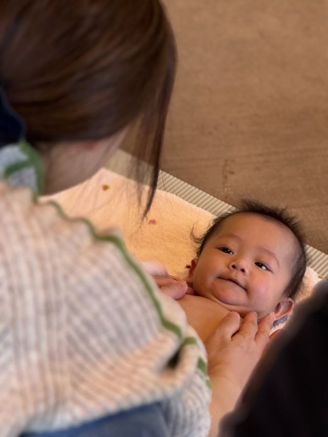 【ママと赤ちゃんのリラックスケア＆ベビーマッサージ】
@riecoco.tree  保育士資格を持ち、キッズコーチングアドバイザーでベビーマッサージ講師のやまざき りえこ先生を講師にお迎えし、ベビーマッサージの講座を開催いたしました。  ベビーマッサージの基本的なやり方や効果を教わりながら、ママが赤ちゃんをマッサージします。歌を歌ったり楽しく声掛けをしながらのマッサージで、赤ちゃんもママも楽しくスキンシップ👶  月齢の近い赤ちゃんのママ同士のコミュニケーションも生まれ、和やかで楽しい時間となりました🍼✨  保育士経験の長い先生が、ベビーマッサージだけでなく、子育てに関する様々なお悩みにもお答えします。赤ちゃんとのコミュニケーションを増やしたい方、子育てについてお悩みを抱えている方におすすめの講座です🕊️💛  ======================  今後のやまざき りえこ先生の講座はこちら👇  「ママと赤ちゃんのリラックスケア＆ベビーマッサージ」
◆12/18（木）10:00～10:45  「ひらめきkid’sプログラム「ふわふわ雪のまほう」」
◆1/24（土）11:00～12:00  ⛄5歳～10歳のお子様向けの楽しい実験教室です。こどもたちにとって身近な、自然・天気をテーマにお話ししたり体験したりすることで、ひらめきと好奇心を育みます。
1月のテーマは「雪」！ふわふわの雪をつくって、雪の結晶を観察します。  ======================  WELL-BEING CLASSでは、GREEN SPRINGSの環境を活かした体験プログラムを開催しています。
お一人でも、お友だちと一緒でも、気楽にトライしてみませんか🌱  #greensprings #グリーンスプリングス
#tachikawa #立川
#wellbeing #ウェルビーイング
#wellbeingclass #ウェルビーイングクラス
#ベビーマッサージ #子育て