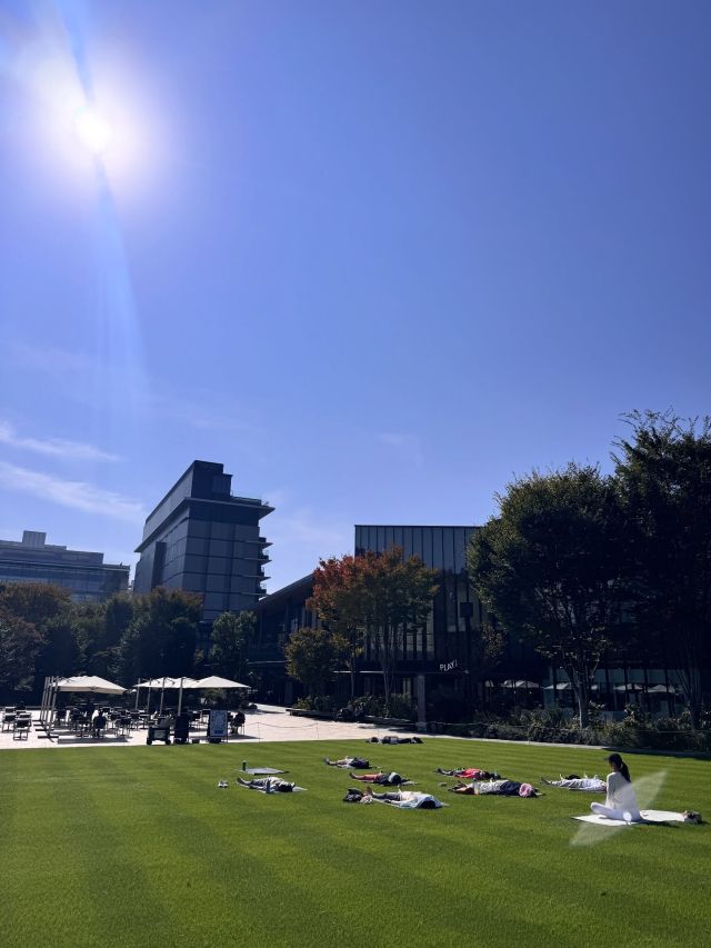 【ゆったり朝 PARKヨガ /ドリンク付き】
@yukiito  GREEN SPRINGSの芝生広場で朝ヨガを行いました🌱☀️  青々とした芝生と心地よい天気のなか
朝の新鮮な空気を取り入れるように
深い呼吸を意識しながら
ヨガをして心も体もすっきり🧘✨  講座の後は
みんなでゆったりおしゃべりTime☕️
※ローカル製品のセレクトショップ「AMEKAZE」のドリンクとお菓子をお渡ししております。  ======================
今後の糸数先生の講座はこちら👇  「フローナイトヨガ（タオル付）」
◆ 12/12(金) 19:30～20:30  「心と身体を整えるヴィンヤサフローヨガ（ランチ付き）」
◆ 1/7(水) 11:30～14:00  「冬の滞りをゆるめるヨガ（ブランチ付き）」
◆ 2/4(水) 10:00～12:30
======================  WELL-BEING CLASSでは、
GREEN SPRINGSの環境を活かした体験プログラムを開催中🌿
お一人でも、お友だちと一緒でも、
気軽にトライしてみませんか？✨  #グリーンスプリングス散歩 #greensprings_jp
#greensprings #グリーンスプリングス
#tachikawa #立川 #立川イベント
#wellbeing #ウェルビーイング
#wellbeingclass #ウェルビーイングクラス
#ヨガライフ #ヨガ初心者 #温活ヨガ
#フローヨガ #朝ヨガ #ナイトヨガ #リラックスヨガ