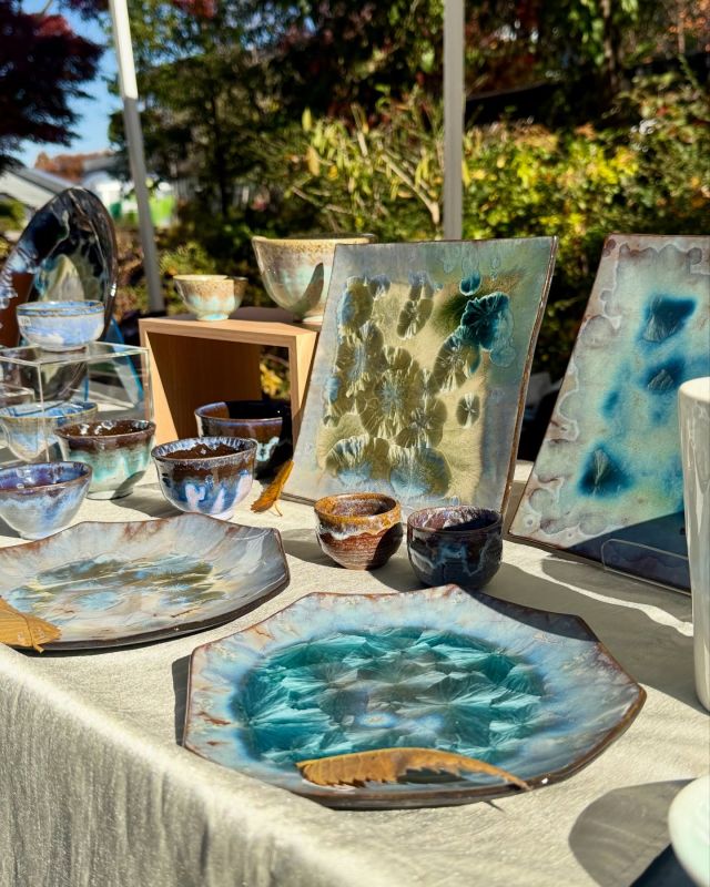 【たちかわ陶器市】
@tachikawa.tokiichi  「選りすぐりの窯元が集う空と大地の工藝マルシェ たちかわ陶器市」を開催中です🍁  “心にもからだにも健康的なライフスタイル”をテーマに、日本の伝統文化に触れることで、豊かな暮らしを叶える一助となることを目的としています。  関東一円を中心に精鋭の作家が共演する「工藝マルシェ」では、陶器・磁器を中心にガラスなど実際に手に取ってご覧いただけます。  また今回は、料理を彩る器の数々を実際にご覧いただける機会として、「Auberge TOKITO」も陶器市に出店しています✨  本日、初日が終了いたしました！
明日もご来場をお待ちしております😊
 
【概要】
日程：2025年11月28日（金）～11月30日（日）
時間：11:00～16:30
会場：GREEN SPRINGS 2F 街区内
※雨天決行・荒天中止
※予告なく変更・中止となる場合がございます
※詳細は、たちかわ陶器市特設WEBページをご覧ください。  #グリーンスプリングス散歩
#greensprings_jp
#グリーンスプリングス #greensprings
#ウェルビーイング #wellbeing
#立川 #tachikawa #tachikawatokiichi #たちかわ陶器市 #工芸品 #器 #マルシェ #工藝マルシェ #工藝 #陶器 #磁器 #カトラリー #窯元 #陶芸 #陶芸家  #陶器市 #イベント情報