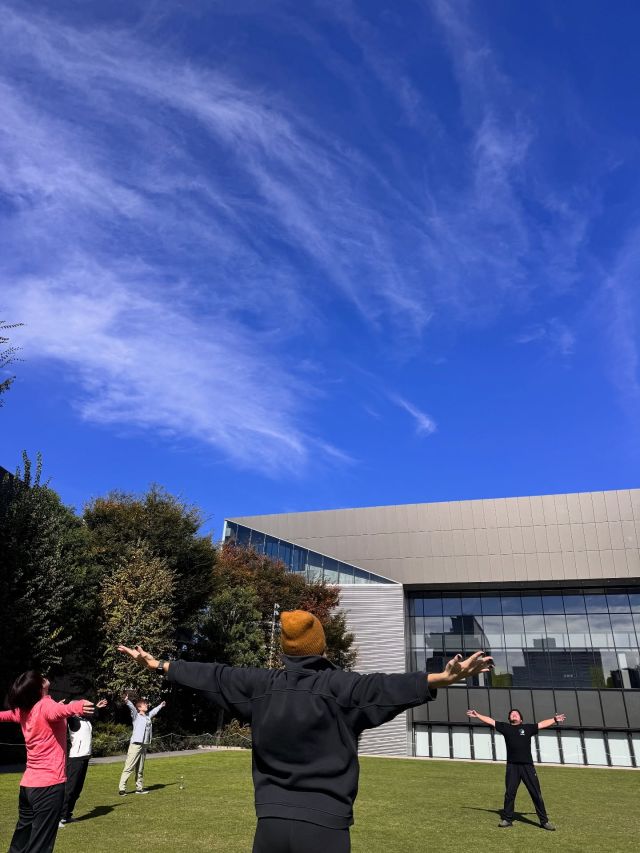 【ゆったり朝PARK太極拳】  心地よい風を感じながら芝生の上で
太極拳を行いました☀️  柔らかな光と美しい緑に囲まれながら
呼吸を整え、ゆったりと体を動かし
心と体をリフレッシュ😌🌿  本プログラム終了後1時間は、
通常ご宿泊者様とSPA会員様のみ利用可能な SORANO SPA（インフィニティプール・温泉・ナノミストサウナ等）を特別にご利用いただけます。
※雨天時でもご利用可能です。
※荒天時インフィニティプールはご利用いただけません。
======================
今後の升本先生の講座はこちら👇  「SORANO HOTELで行うボクシングエクササイズ」
◆ 12/11(木) 11:00～12:30
◆ 1/8(木) 11:00～12:30
◆ 2/9(月) 11:00～12:30  「フィットネス太極拳」
◆ 1/27(火) 10:30～11:30
◆ 2/24(火) 10:30～11:30
======================  WELL-BEING CLASSでは、
GREEN SPRINGSの環境を活かした体験プログラムを開催中🌿
お一人でも、お友だちと一緒でも、
気軽にトライしてみませんか？✨  #グリーンスプリングス散歩 #greensprings_jp
#greensprings #グリーンスプリングス
#tachikawa #立川 #立川イベント
#wellbeing #ウェルビーイング