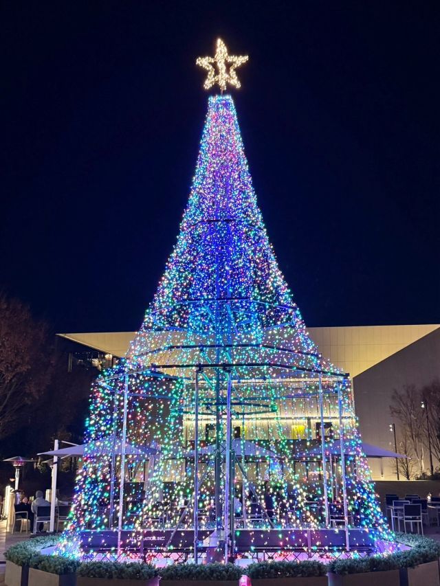 【Winter Springs 色の星】  冬季イルミネーション「Winter Springs 色の星」を開催中です🌟  本日は、12月より新たに登場した大型イルミネーションツリーをご紹介いたします🎄✨  カラフルに光るツリーと街区全体のイルミネーションが、冬の景色を明るく彩ります❄️  12月20、21日はマルシェやキッチンカー、ワークショップも開催！ 2月15日まで続く、この冬だけの特別な時間をぜひお楽しみください。  また、GREEN SPRINGSが隣接するサンサンロードにおけるイルミネーション「2025 たちかわイルミネーション」も必見です💫  【概要】 会期：〜2026年2月15日(日) 場所：GREEN SPRINGS 2F 街区内　他 ※予告なく変更・中止となる場合がございます。
※ サンサンロードにて開催の「2025 たちかわイルミネーション」は2026年1月18日(日)までです。  #グリーンスプリングス散歩
#greensprings_jp
#グリーンスプリングス #greensprings
#ウェルビーイング #wellbeing
#立川 #tachikawa #サンサンロード #たちかわイルミネーション #イルミネーション #イルミネーション2025 #東京イルミネーション #クリスマス #クリスマスイルミネーション #イルミネーションデート #東京デート