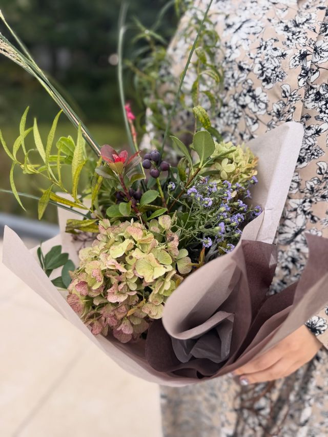 【秋の摘み草ブーケ】
⁡
GREEN SPRINGSに植えられている植物で秋のブーケを作りました💐
 植物のお話やお庭の手入れ方法を教えてもらいながら、草花の摘みとり体験を行いました✂︎  出来上がったブーケは素材は同じでも
それぞれの個性があり
とても素敵な仕上がりになりました✨  ======================
今後のKiyokazu 先生の講座はこちら👇 
『冬のGREEN SPRINGS摘み草 輪かざり』
◆2/25(水)14:00〜15:30
======================  WELL-BEING CLASSでは、
GREEN SPRINGSの環境を活かした
体験プログラムを開催しています。
お一人でも、お友だちと一緒でも、気楽にトライしてみませんか🌱  #wellbeingclass #ウェルビーイングクラス
#グリーンのある暮らし
#greeninterior
#wellbeing #ウェルビーイング
#グリーンスプリングス散歩 #greensprings_jp
#greensprings #グリーンスプリングス
#tachikawa #立川 #庭の手入れ